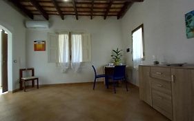 Oltre: Monolocale con terrazzo privato al piano